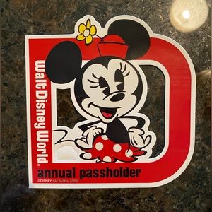 2022 Minnie Passholder Magnet